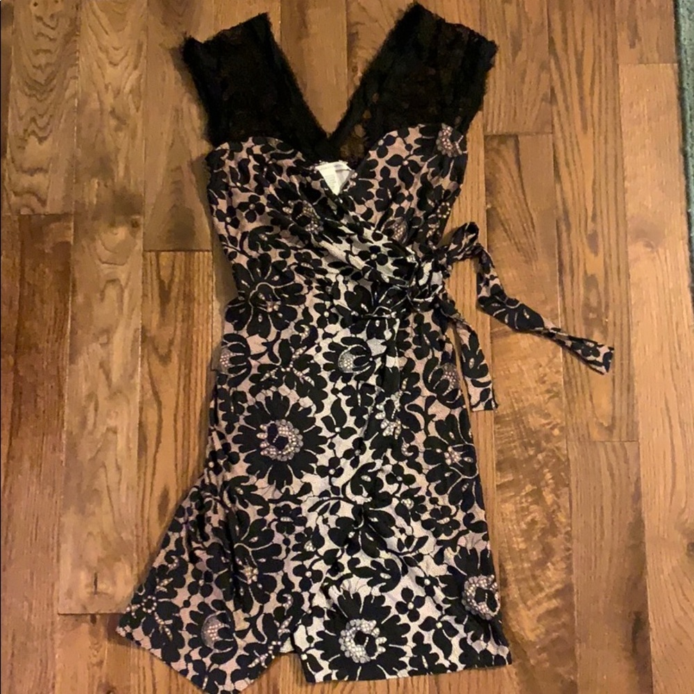 Diane Von Furstenberg wrap dress lace sz 2